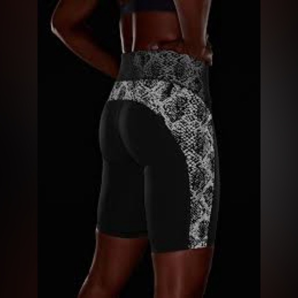 Athleta Stay Fly 9" Biker Shorts- Black Gym Workout Athletic Activewear - Picture 6 of 6